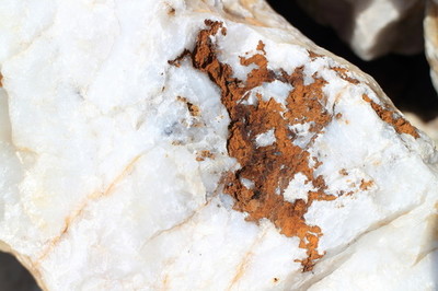 银矿石 从金属矿石到璀璨白银的旅程